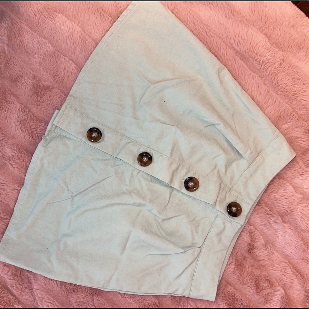 Pretty Little Thing Green button- up skirt